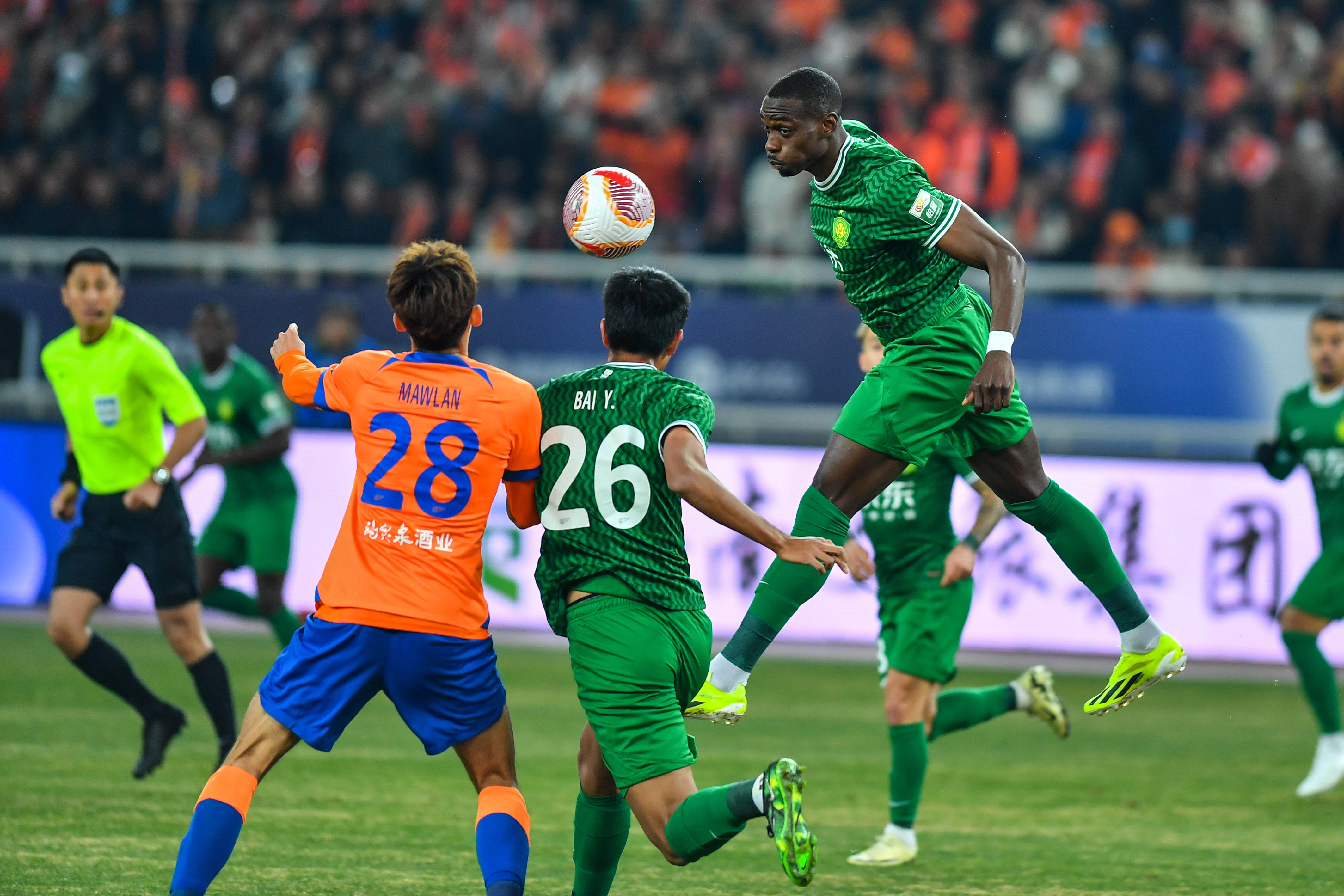 中超赛场上出现激烈的对抗和精彩的比赛 中超赛场上出现激烈的对抗和精彩的比赛