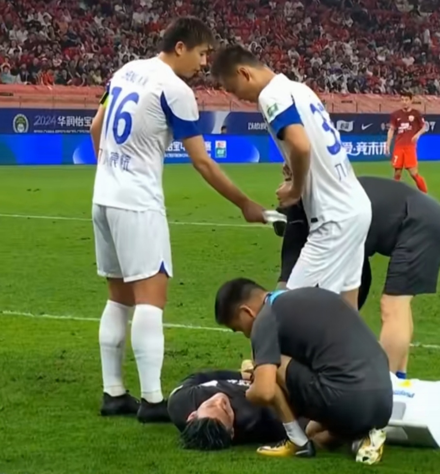 中超赛场上出现激烈的对抗和精彩的比赛 中超赛场上出现激烈的对抗和精彩的比赛