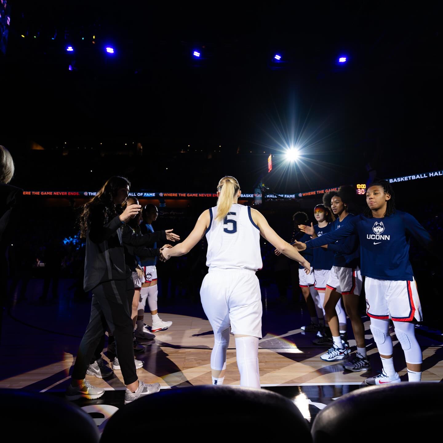 关于美国高中篮球锦标赛总决赛现场观战的信息